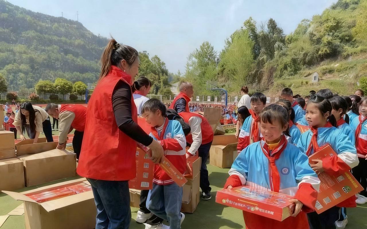 盈启会2012年广西教育助学再行动：以爱为炬，点亮大山求学路
